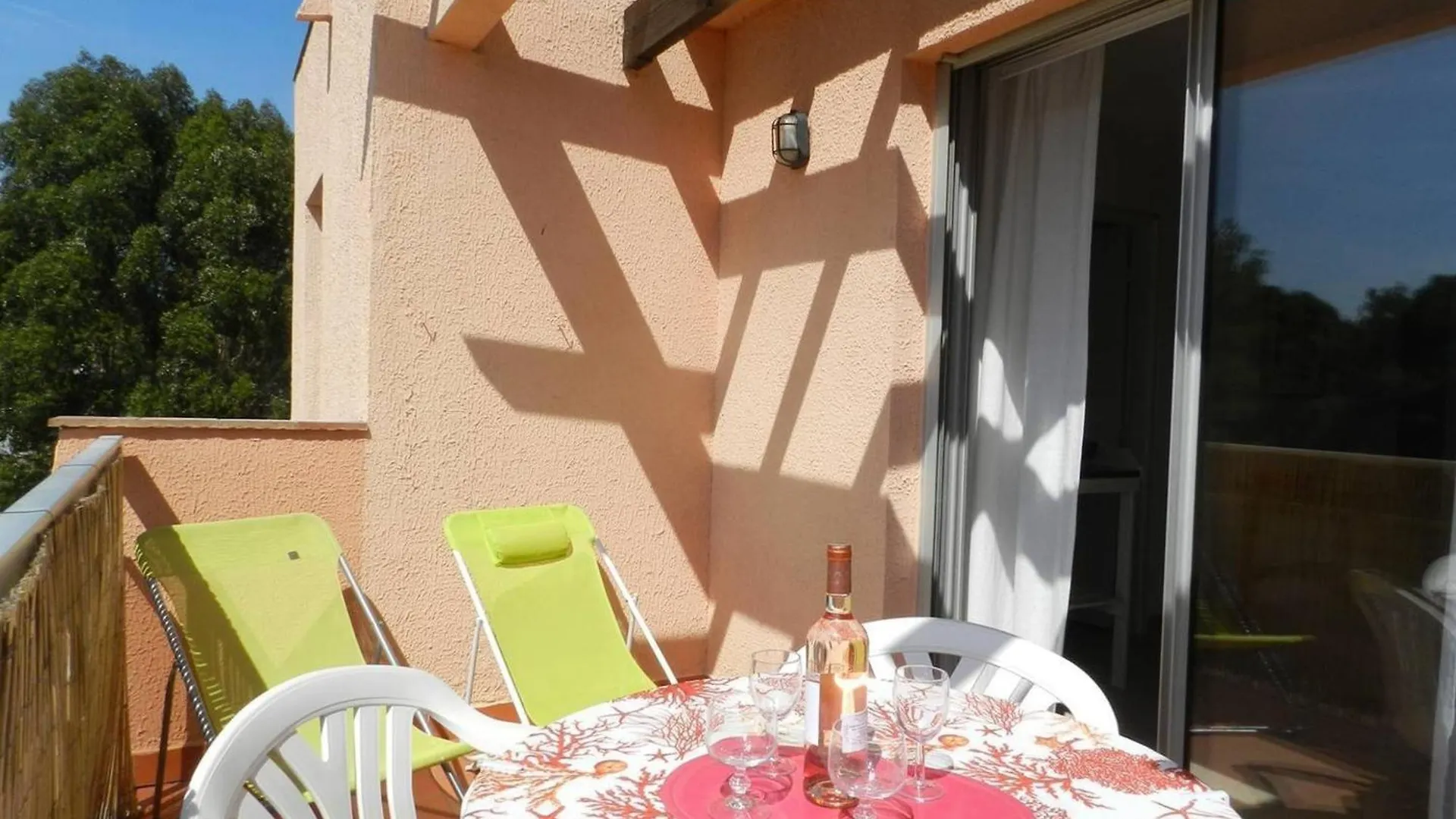Appartement Confort 2 P. Avec Terrasse, Plage Et Commerces A 200 M - Parking Prive Inclus - Fr-1-251-715 Bormes-les-Mimosas 0*,  France