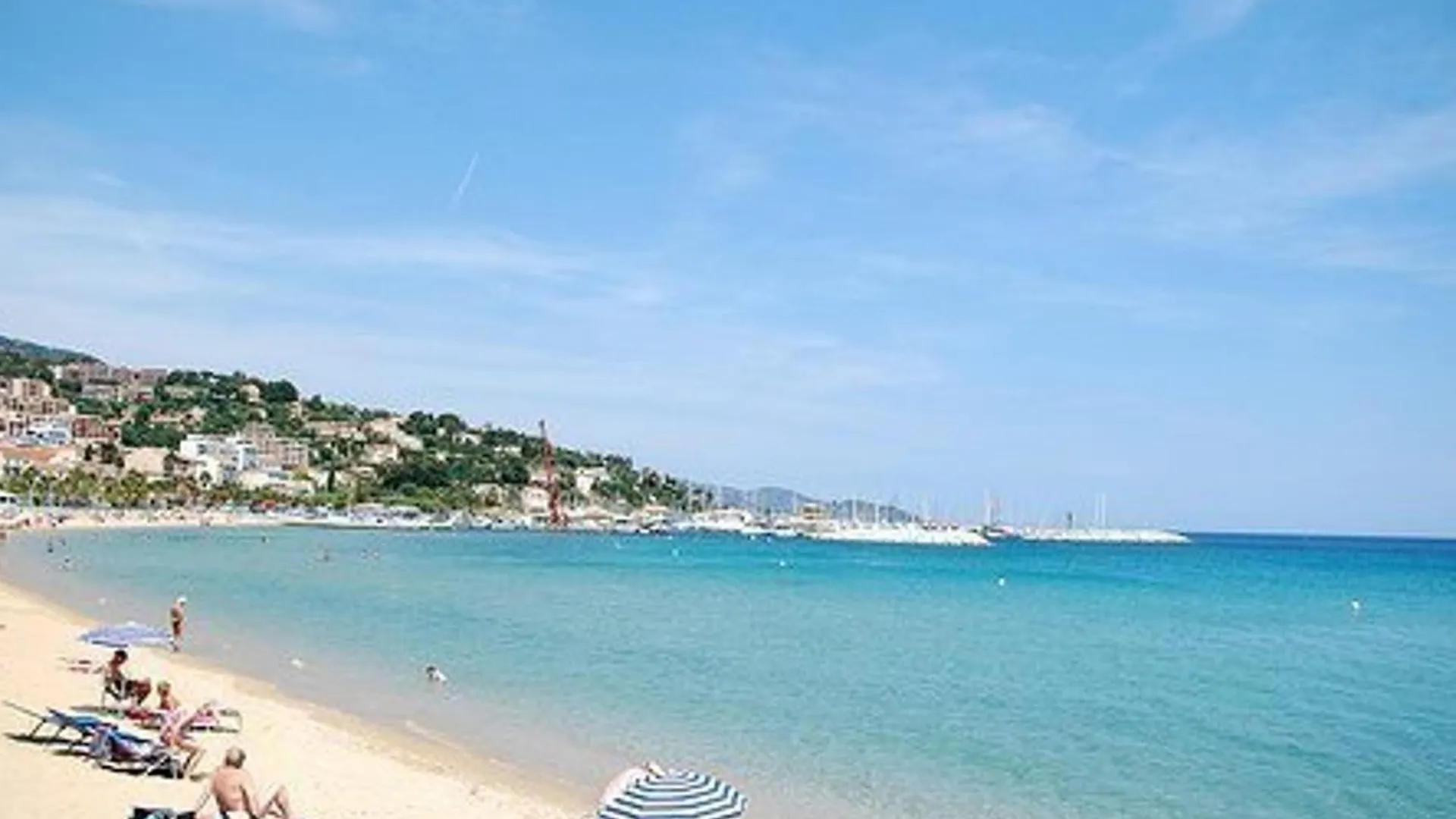 Appartement Confort 2 P. Avec Terrasse, Plage Et Commerces A 200 M - Parking Prive Inclus - Fr-1-251-715 Bormes-les-Mimosas Apartment
